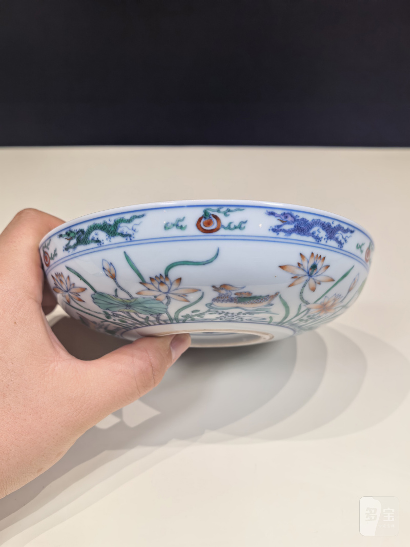 清雍正 斗彩鸳鸯荷塘图卧足盘一对 - 图7